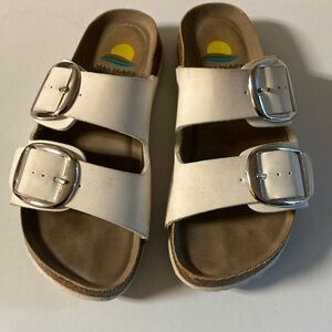 Ladies Maui island sandals size 6